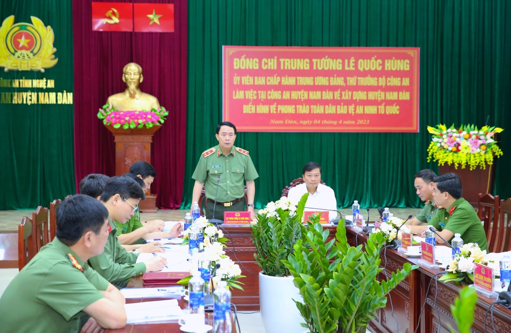 Đồng chí Trung tướng Lê Quốc Hùng, Thứ trưởng Bộ Công an phát biểu tại buổi làm việc với Công an huyện Nam Đàn về xây dựng huyện Nam Đàn điển hình về phong trào toàn dân bảo vệ ANTQ
