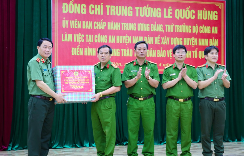 Thứ trưởng Bộ Công an Lê Quốc Hùng tặng quà lưu niệm Công an huyện Nam Đàn