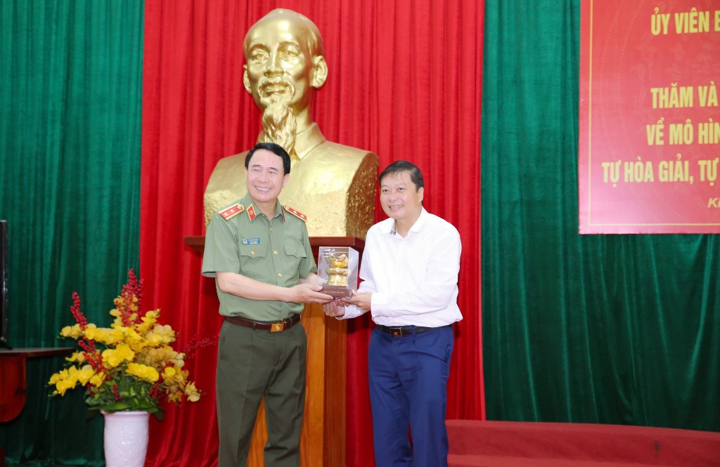 Đồng chí Lê Hồng Vinh, Phó Chủ tịch UBND tỉnh Nghệ An tặng quà lưu niệm cho đồng chí Trung tướng Lê Quốc Hùng, Thứ trưởng Bộ Công an
