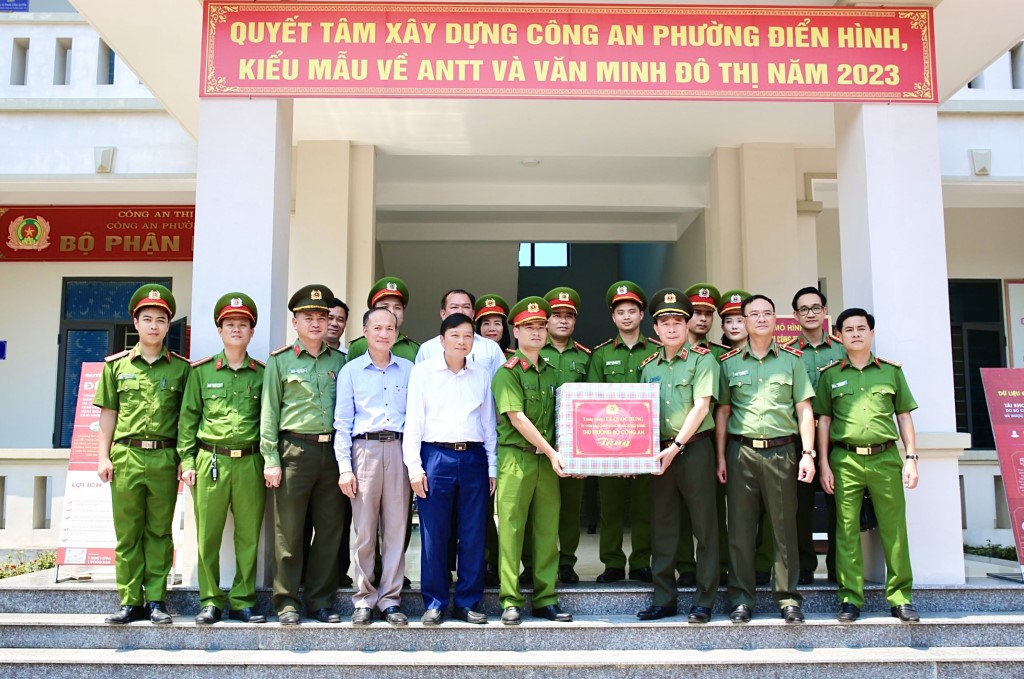 Đồng chí Trung tướng Lê Quốc Hùng, Thứ trưởng Bộ Công an tặng quà lưu niệm Công an phường Nghi Thu (thị xã Cửa Lò)