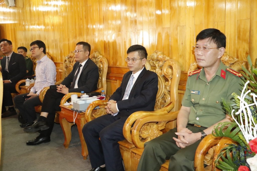 Đồng chí Đại tá Lê Văn Thái, Phó Giám đốc Công an tỉnh và các đồng chí trong đoàn của tỉnh Nghệ An