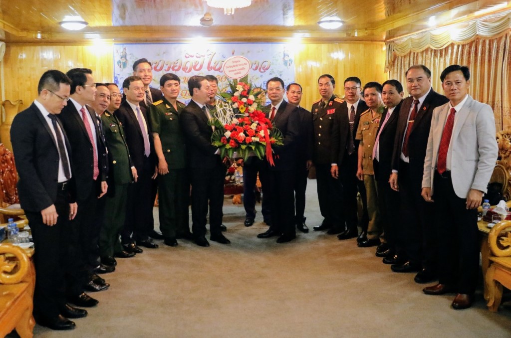 Chủ tịch UBND tỉnh Nghệ An trao lẵng hoa chúc mừng Tết cổ truyền Bunpimay tới lãnh đạo tỉnh Hủa Phăn
