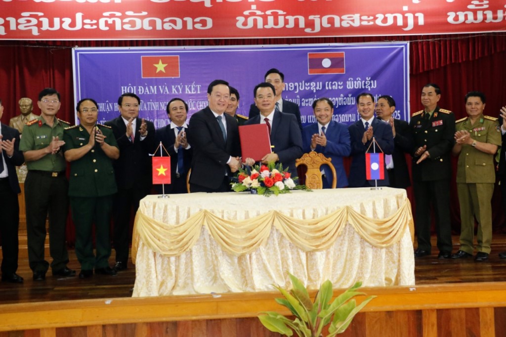 Lãnh đạo tỉnh Nghệ An (Việt Nam) và Hủa Phăn (Lào) ký kết biên bản hợp tác giai đoạn 2023-2025