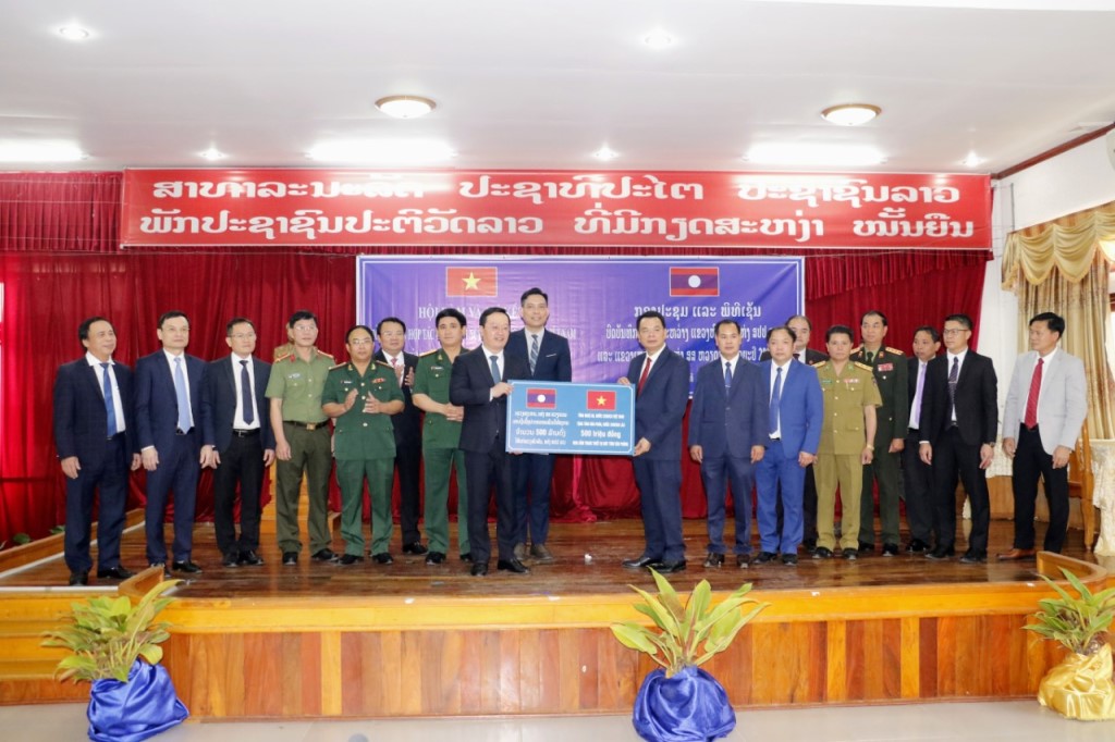 Tỉnh Nghệ An trao tặng tỉnh Hủa Phăn 500 triệu đồng