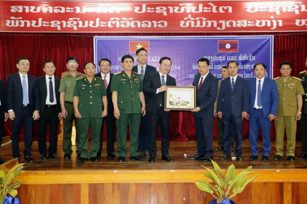 Lãnh đạo tỉnh Hủa Phăn tặng bức tranh lưu niệm   cho Lãnh đạo tỉnh Nghệ An