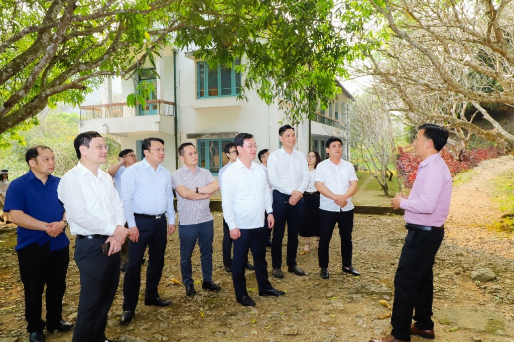 Chủ tịch UBND tỉnh Nghệ An cùng đoàn công tác đến thăm Khu căn cứ đại cách mạng Viêng Xay tại bản Na Kay