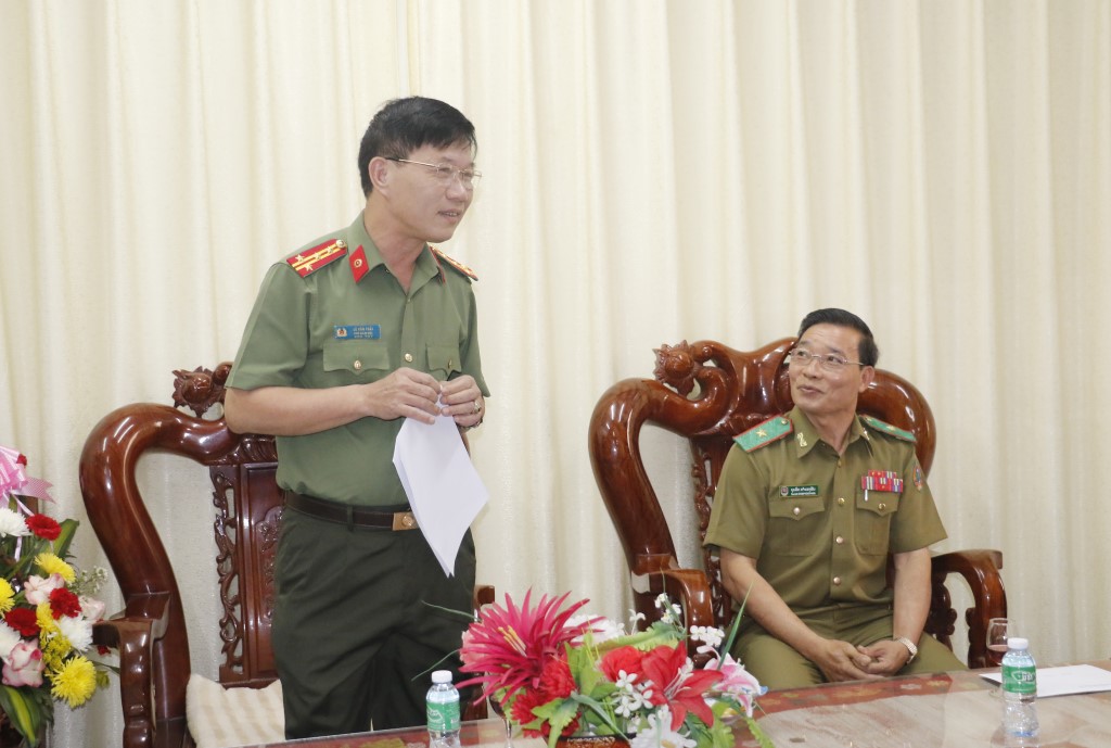 Đồng chí Đại tá Lê Văn Thái, Phó Giám đốc Công an tỉnh thăm, chúc Tết Công an tỉnh Xiêng Khoảng