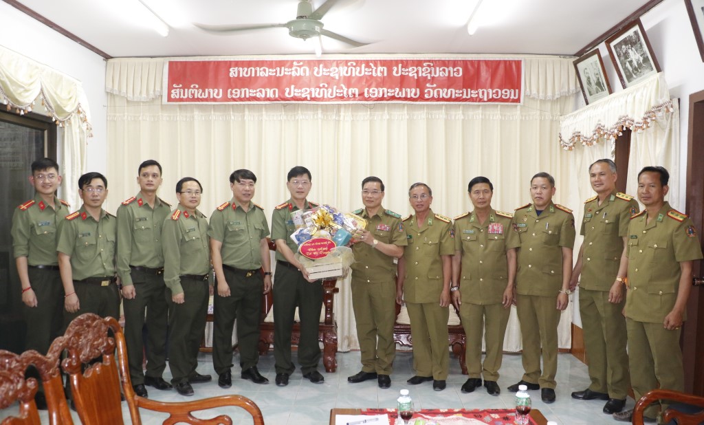 Đồng chí Đại tá Lê Văn Thái, Phó Giám đốc Công an tỉnh tặng quà Tết Công an tỉnh Xiêng Khoảng