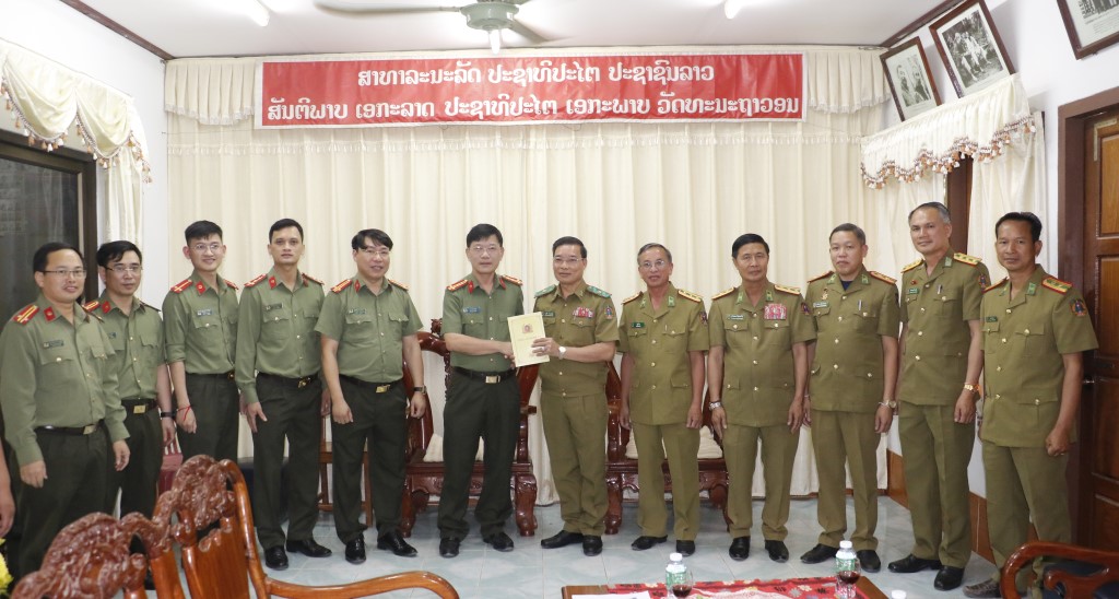 Đồng chí Đại tá Lê Văn Thái, Phó Giám đốc Công an tỉnh tặng quà Ban Giám đốc Công an tỉnh Xiêng Khoảng