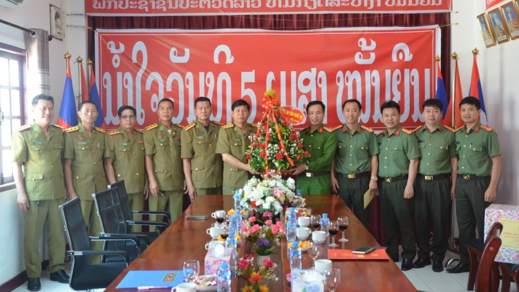 Đồng chí Đại tá Nguyễn Duy Thanh, Phó Giám đốc Công an tỉnh Nghệ An tặng hoa, chúc Tết Công an tỉnh Bô Ly Khăm Xay
