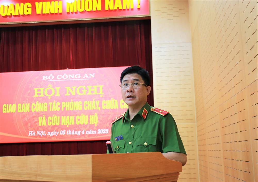 Thiếu tướng Nguyễn Tuấn Anh, Cục trưởng Cục Cảnh sát PCCC & CNCH báo cáo tại Hội nghị.