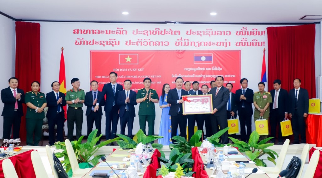 Lãnh đạo tỉnh Xiêng Khoảng tặng quà lưu niệm cho lãnh đạo tỉnh Nghệ An  