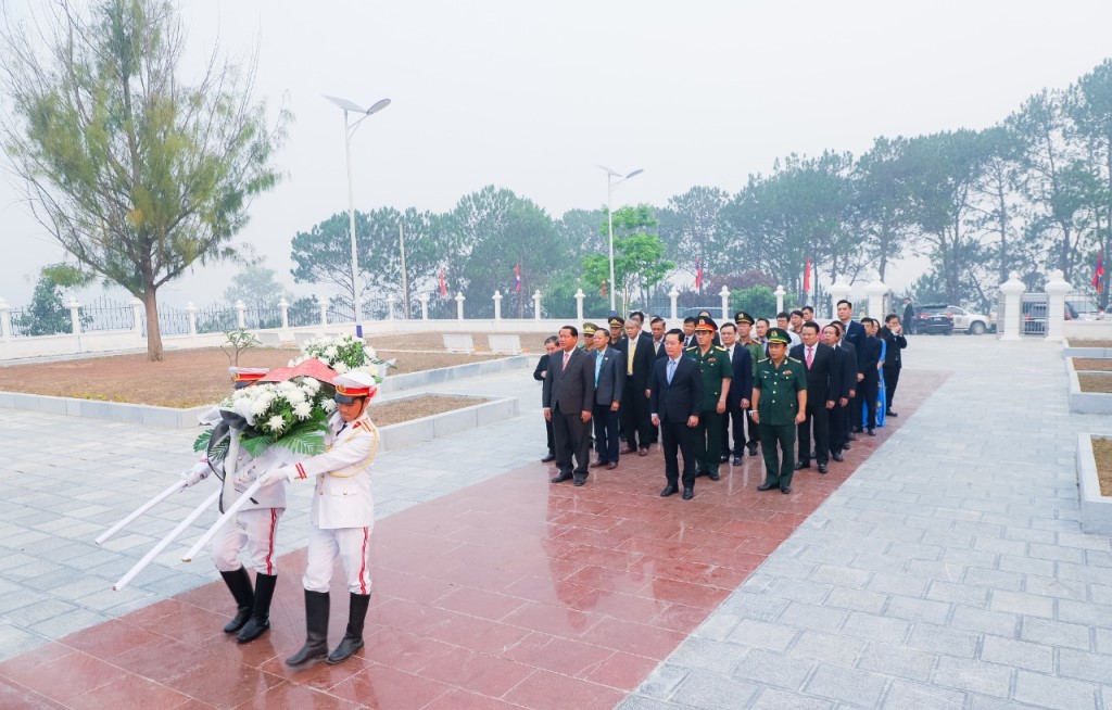 Đoàn đại biểu tỉnh Nghệ An dâng hoa, dâng hương tưởng niệm các Anh hùng liệt sỹ tại Đài tưởng niệm liên minh chiến đấu Lào - Việt