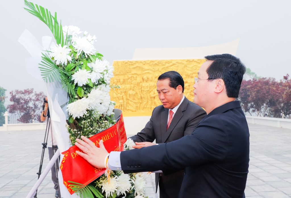 Lãnh đạo hai tỉnh Nghệ An và Xiêng Khoảng dâng hoa tưởng niệm các Anh hùng liệt sỹ