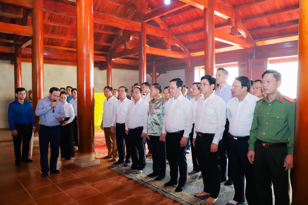 Đoàn đại biểu tỉnh Nghệ An dâng hương tại Điện thờ các Anh hùng liệt sỹ Việt - Lào