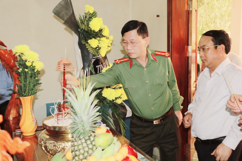 Đồng chí Đại tá Lê Văn Thái, Phó Giám đốc Công an tỉnh dâng hương tưởng niệm các liệt sỹ đã được tìm kiếm, quy tập