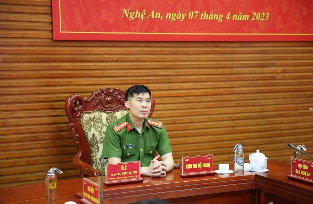 Tại điểm cầu Công an Nghệ An, đồng chí Đại tá Cao Minh Huyền - Phó Giám đốc Công an tỉnh chủ trì Hội nghị