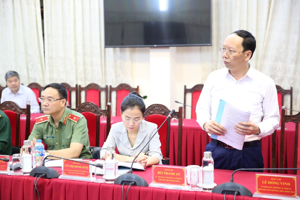 Đồng chí Bùi Thanh An, Ủy viên Ban Thường vụ Tỉnh ủy, Phó Chủ tịch UBND tỉnh phát biểu tại phiên họp