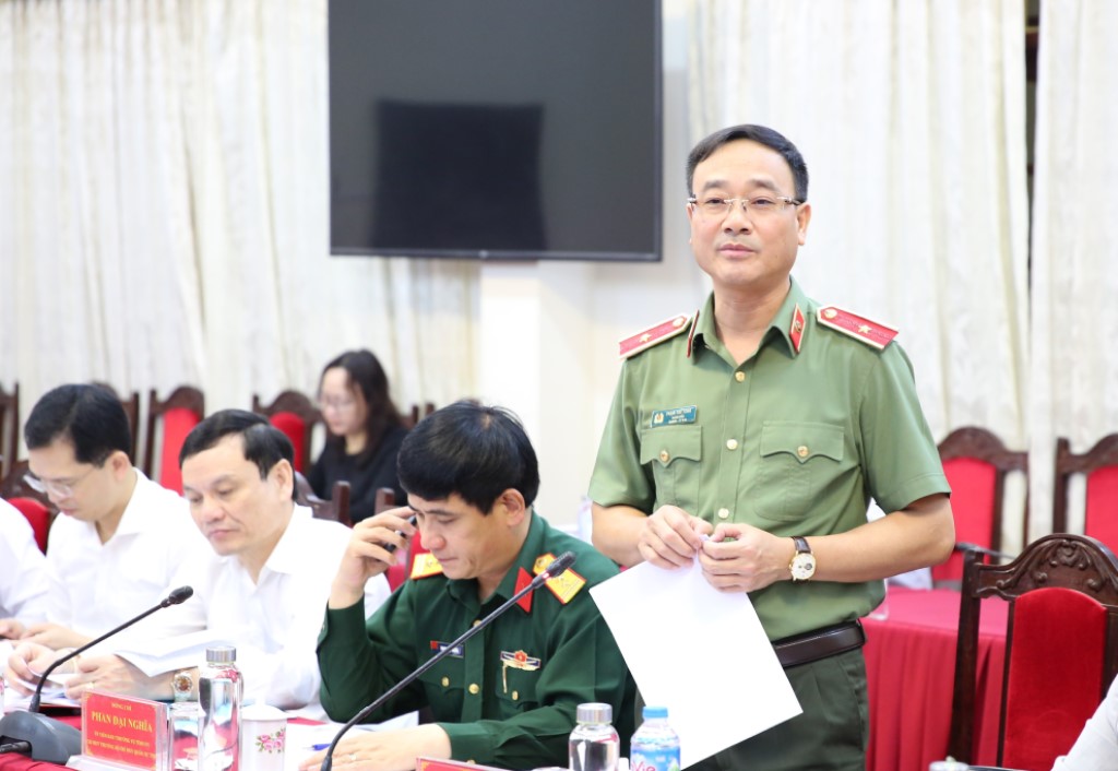 Đồng chí Thiếu tướng Phạm Thế Tùng, Ủy viên Ban Thường vụ Tỉnh ủy, Giám đốc Công an tỉnh phát biểu tại phiên họp