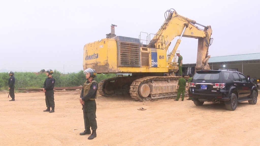   Lực lượng chức năng đã khám xét và thu giữ một số tài liệu liên quan tới vụ khai thác khoáng sản trái phép quy mô lớn tại huyện Nghi Lộc, tỉnh Nghệ An