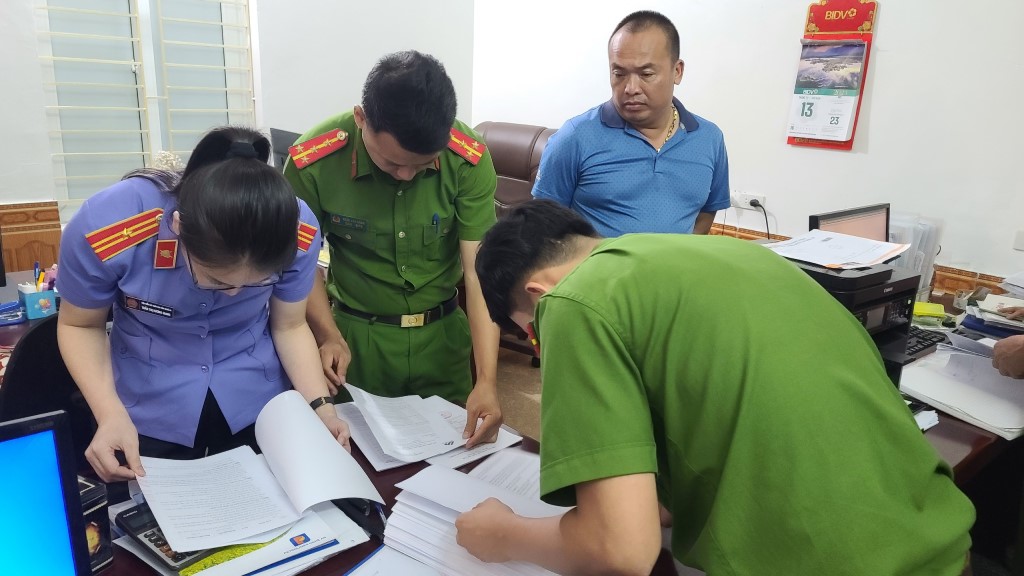 Lực lượng chức năng đã khám xét và thu giữ một số tài liệu liên quan tới vụ khai thác khoáng sản trái phép tại huyện Nghi Lộc, tỉnh Nghệ An