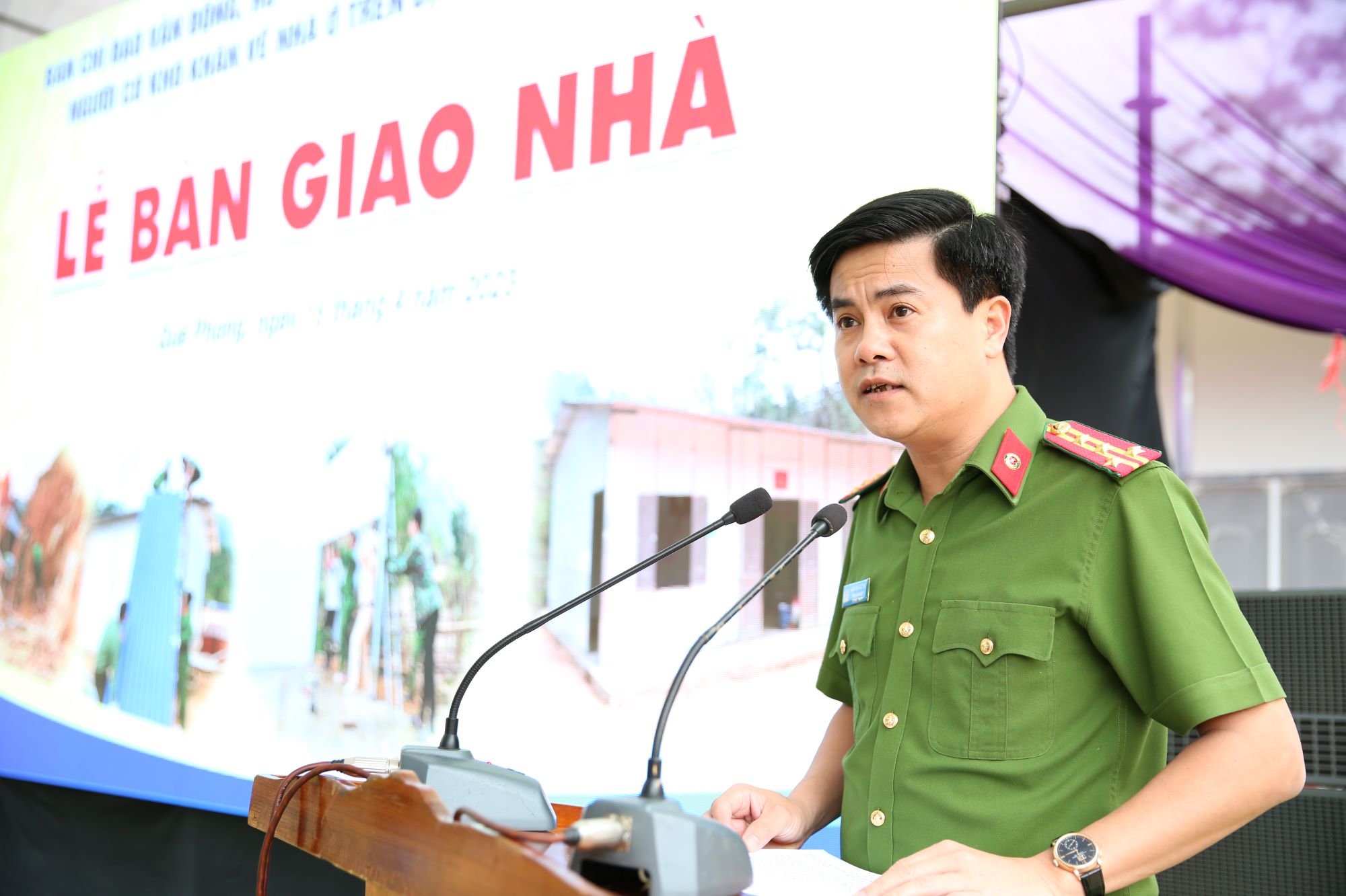 Đồng chí Đại tá Nguyễn Đức Hải - Phó Giám đốc Công an tỉnh báo cáo tóm tắt quá trình xây dựng nhà cho người nghèo, người có khó khăn về nhà ở