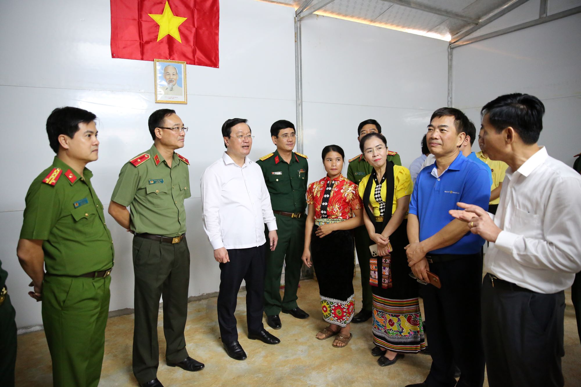 Các đồng chí lãnh đạo tỉnh Nghệ An tham hỏi, động viên và chung vui với bà con được nhận nhà mới