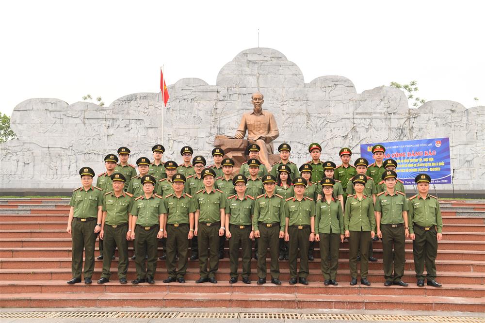  Đoàn thanh niên Văn phòng Bộ Công an và các đại biểu về nguồn tại Khu lưu niệm Sáu điều Bác Hồ dạy CAND (huyện Tân Yên, tỉnh Bắc Giang).