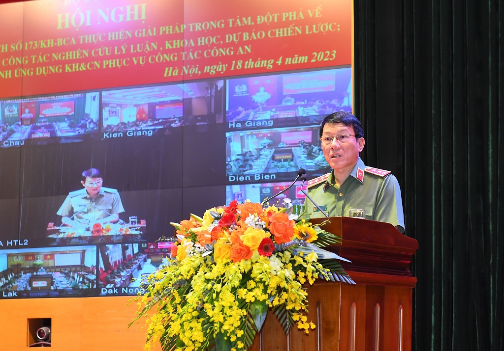 Đồng chí Thượng tướng Lương Tam Quang, Ủy viên Trung ương Đảng, Thứ trưởng Bộ Công an phát biểu khai mạc Hội nghị