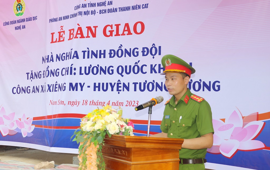 Đồng chí Đại úy Lương Quốc Khánh bày tỏ niềm vui, xúc động và chân thành cảm ơn tấm lòng Lãnh đạo Công an tỉnh và các đơn vị đã dành cho bản thân và gia đình
