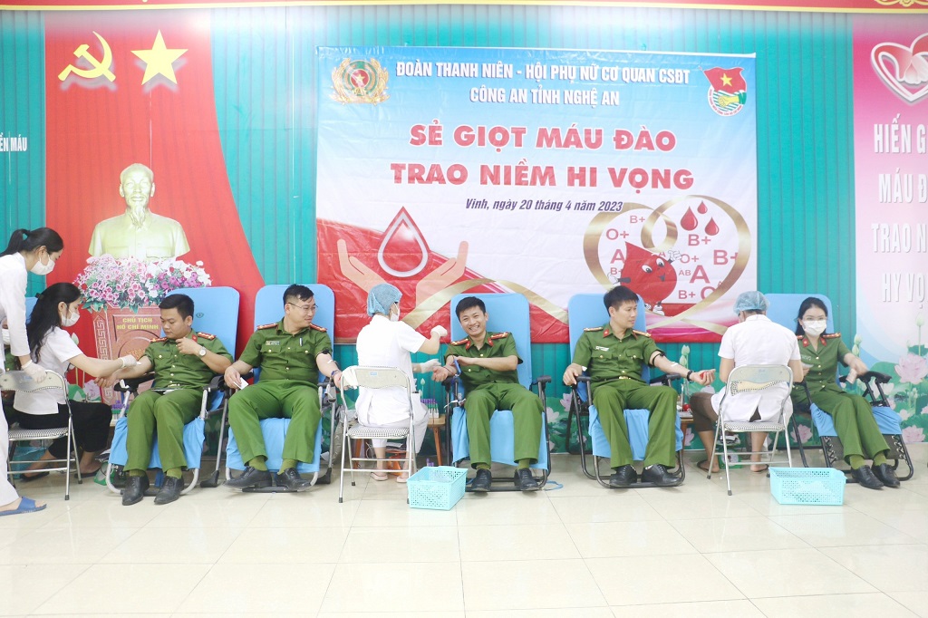 Hoạt động hiến máu tình nguyện được các Phòng nghiệp vụ thuộc khối Cơ quan Cảnh sát điều tra Công an tỉnh Nghệ An tổ chức thường xuyên