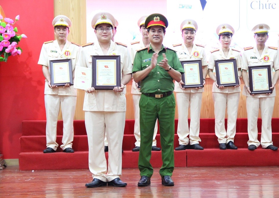 Đồng chí Đại tá Nguyễn Đức Hải - Phó Bí thư Đảng ủy, Phó giám đốc Công an tỉnh trao giải nhất cho thí sinh