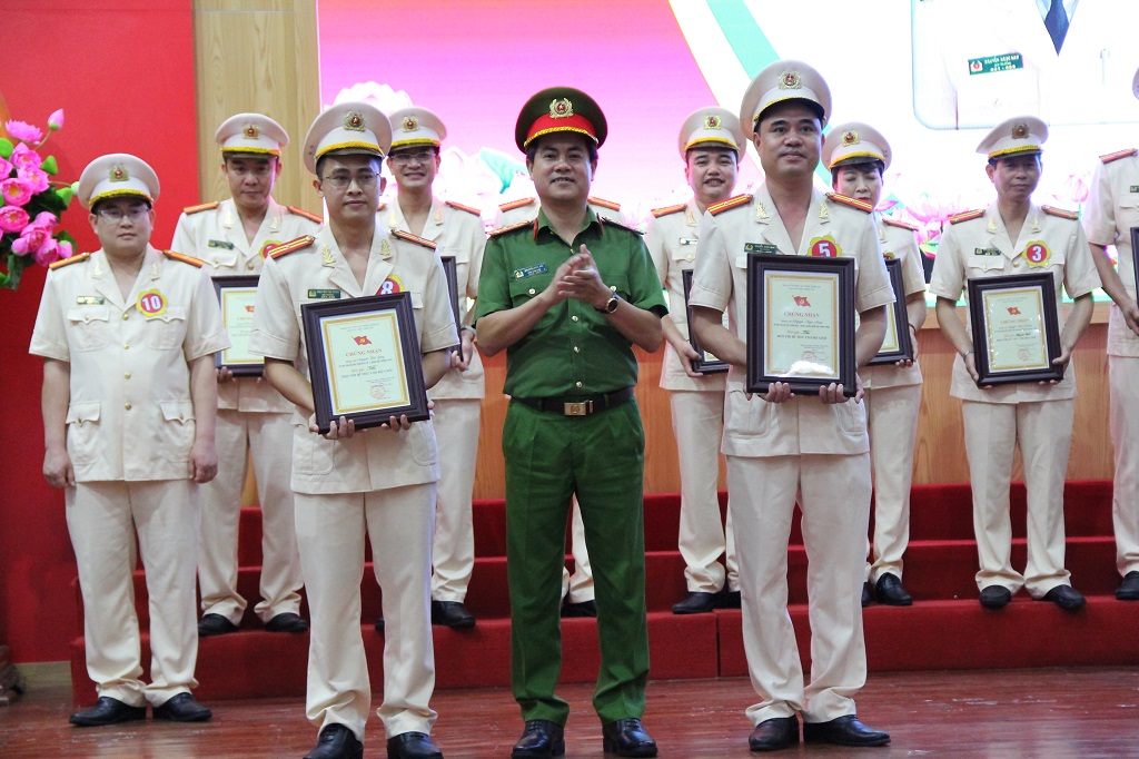 Đồng chí Đại tá Nguyễn Đức Hải - Phó Bí thư Đảng ủy, Phó giám đốc Công an tỉnh trao giải nhì cho các thí sinh