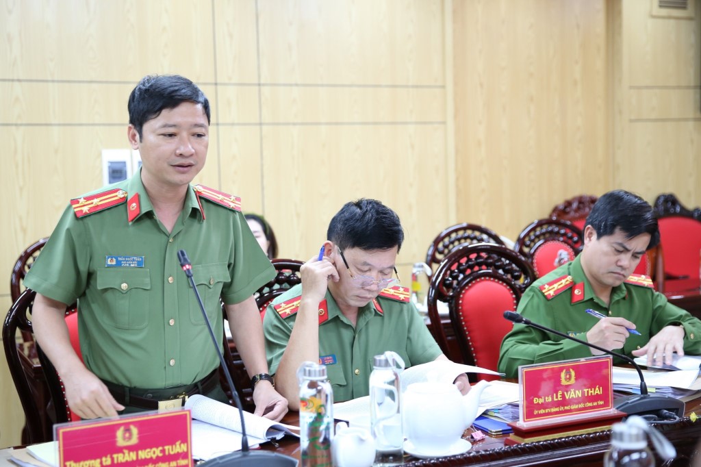 Đồng chí Thượng tá Trần Ngọc Tuấn, Phó Giám đốc Công an tỉnh phát biểu tại Hội nghị