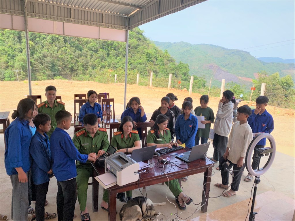 Tổ công tác thuộc Phòng cảnh sát QLHC về TTXH Công an Nghệ An làm CCCD cho học sinh ở xã biên giới Mỹ Lý, huyện Kỳ Sơn