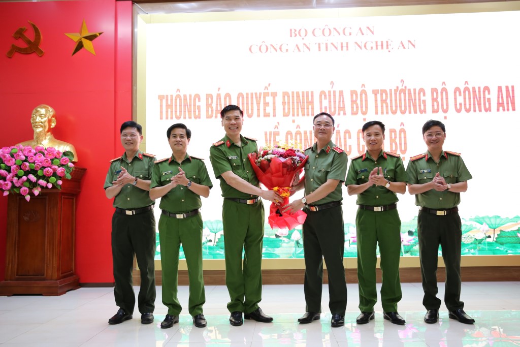 Ban Thường vụ Đảng ủy, Lãnh đạo Công an tỉnh tặng hoa chúc mừng đồng chí Đại tá Cao Minh Huyền được điều động và bổ nhiệm Giám đốc Công an tỉnh Lào Cai