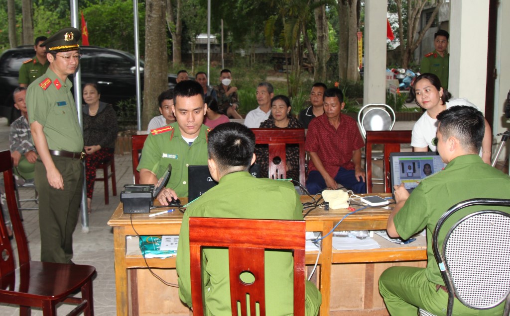 Đồng chí Thượng tá Trần Ngọc Tuấn, Phó Giám đốc Công an tỉnh thăm, động viên lực lượng làm nhiệm vụ cấp căn cước công dân tại xã Tam Hợp, huyện Quỳ Hợp