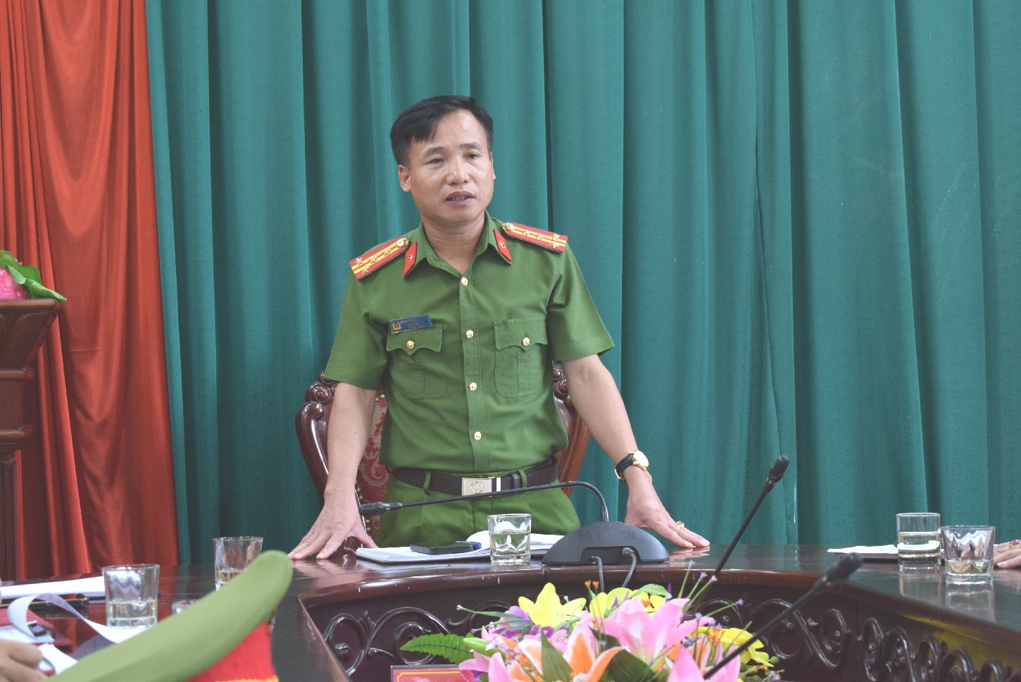 Đồng chí Đại tá Nguyễn Duy Thanh, Phó Giám đốc Công an tỉnh phát biểu tại buổi làm việc với Công an huyện Quế Phong