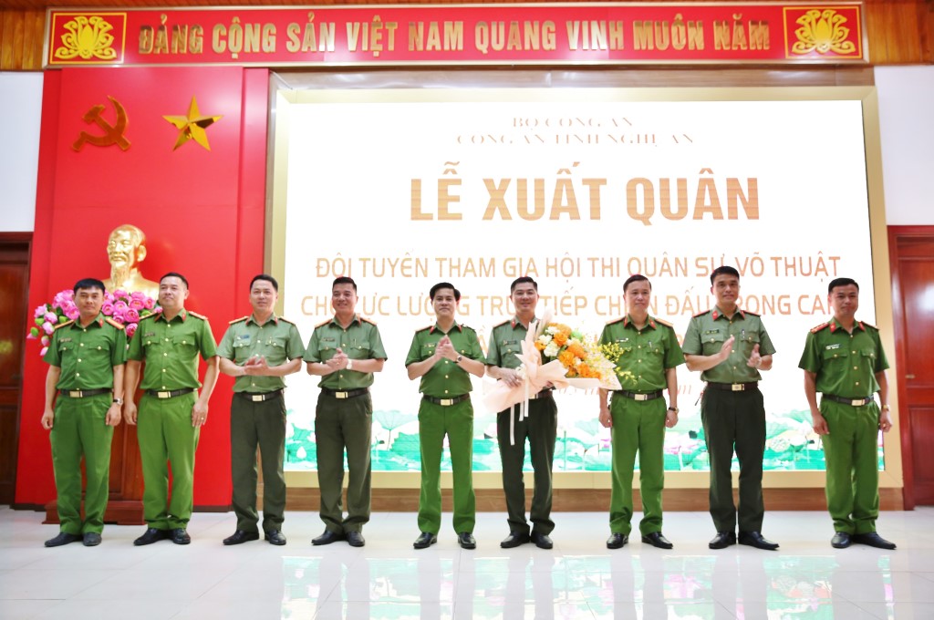 Đồng chí Đại tá Nguyễn Đức Hải, Phó Bí thư Đảng ủy, Phó Giám đốc Công an tỉnh tặng hoa động viên đội tuyển tham dự Hội thi