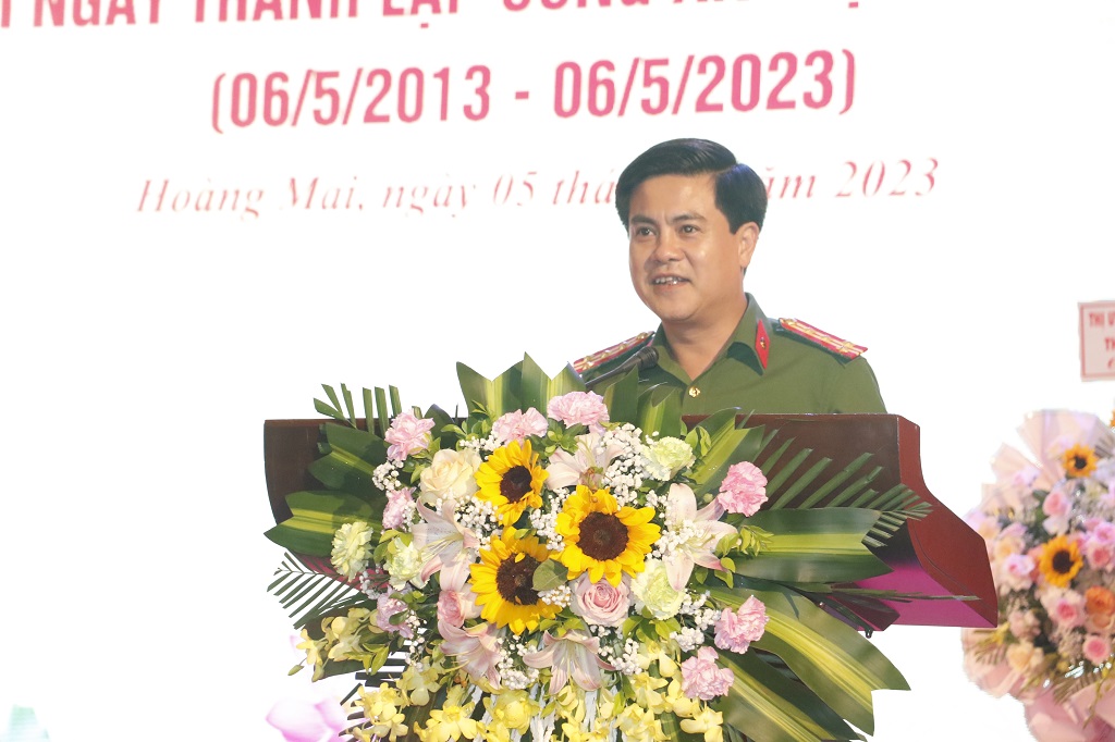 Đồng chí Đại tá Nguyễn Đức Hải, Phó Giám đốc Công an tỉnh biểu dương, đánh giá cao những thành tích, chiến công Công an thị xã đạt được trong 10 năm qua