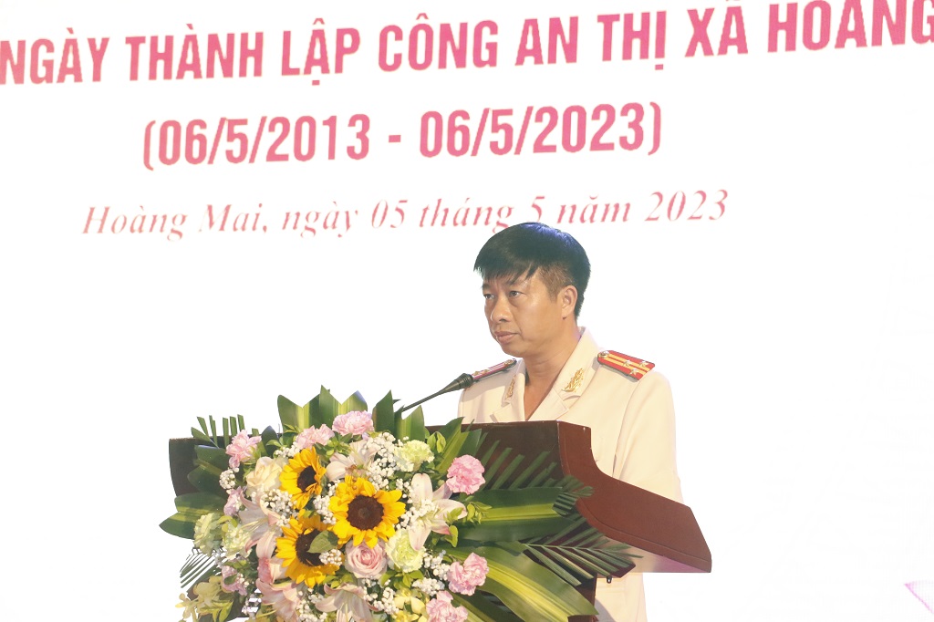 Đồng chí Thượng tá Trần Phúc Tú - Công an thị xã Hoàng Mai phát biểu khai mạc buổi lễ