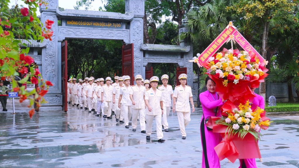 Phòng An ninh kinh tế dâng hoa tưởng nhớ Chủ tịch Hồ Chí Minh tại Khu di tích Quốc gia đặc biệt Kim Liên