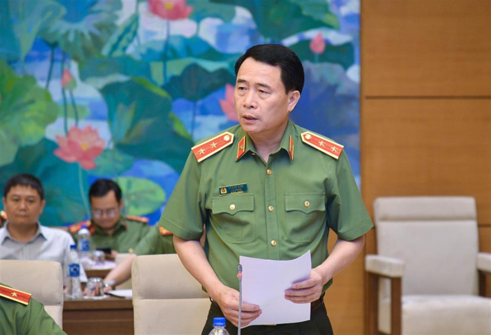 Thứ trưởng Lê Quốc Hùng trình bày tờ trình về dự án Luật.