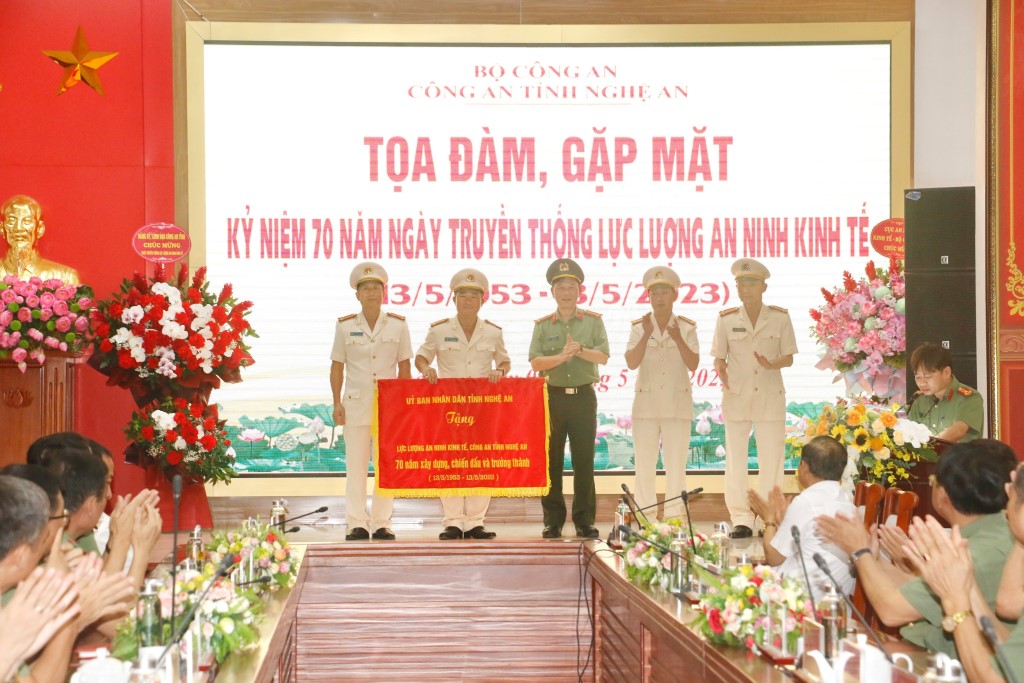 Đồng chí Đại tá Lê Văn Thái, Phó Giám đốc Công an tỉnh trao bức trướng của UBND tỉnh Nghệ An cho Phòng An ninh kinh tế 