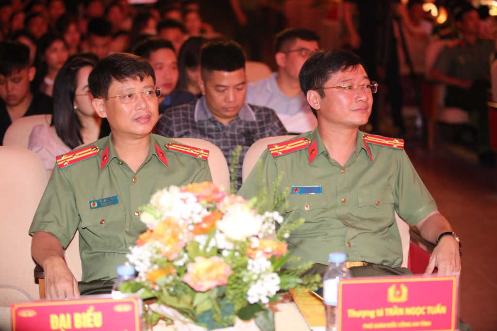 Đồng chí Thiếu tướng Phạm Thế Tùng, Ủy viên Ban Thường vụ Tỉnh ủy, Giám đốc Công an tỉnh dự lễ khai mạc  