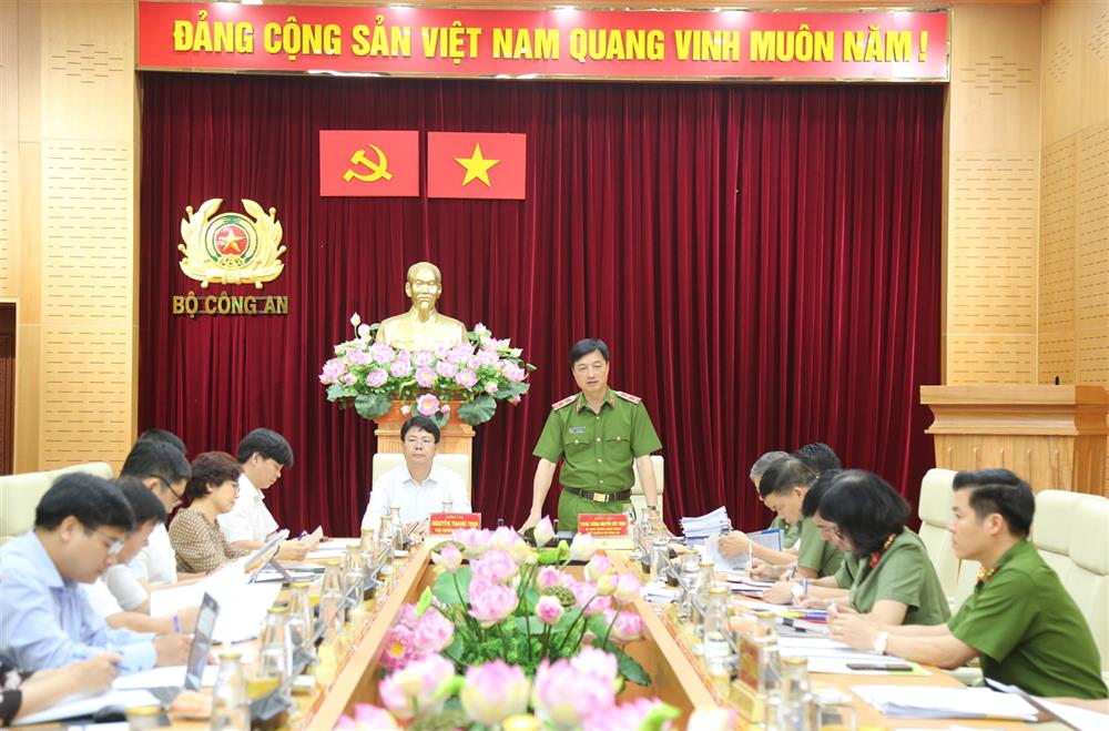 Thứ trưởng Nguyễn Duy Ngọc phát biểu tại buổi làm việc.