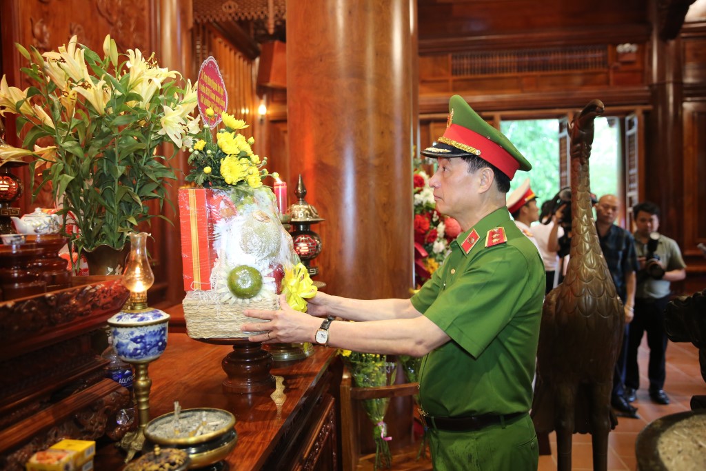 Thứ trưởng Nguyễn Duy Ngọc dâng hương tưởng niệm Chủ tịch Hồ Chí Minh