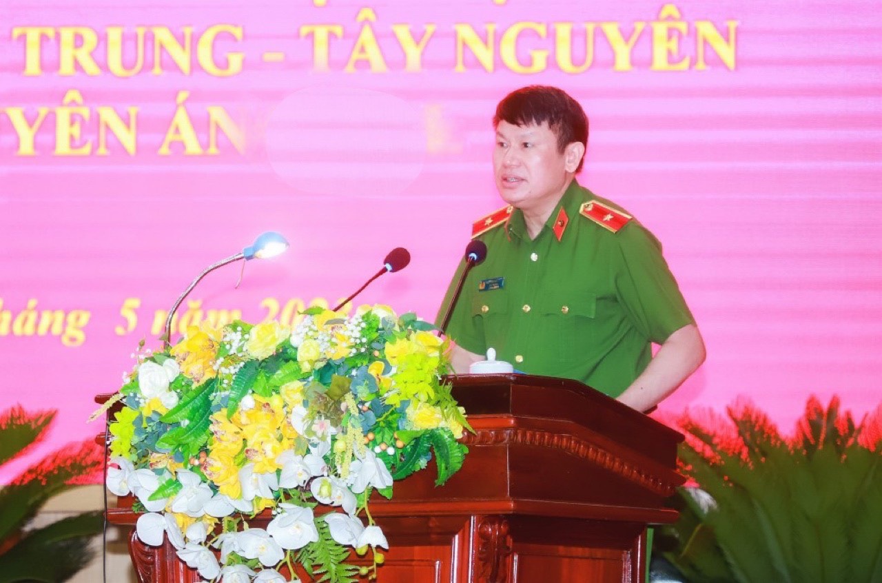 Đồng chí Thiếu tướng Nguyễn Văn Viện, Cục trưởng Cục Cảnh sát điều tra tội phạm về ma tuý phát biểu tại Hội nghị