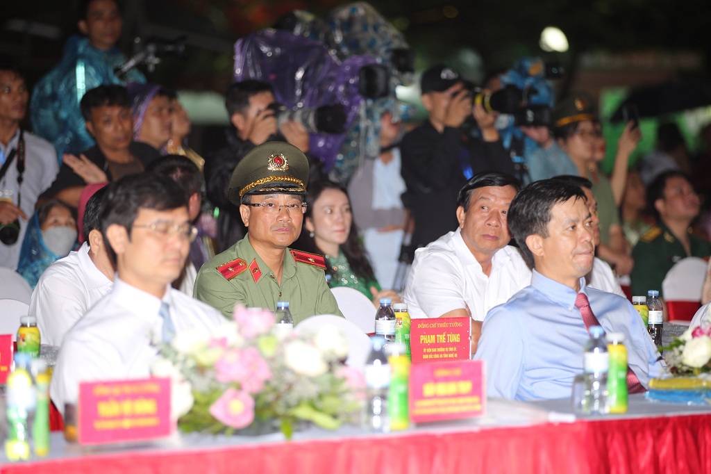 Đồng chí Thiếu tướng Phạm Thế Tùng, Ủy viên Ban Thường vụ Tỉnh ủy, Giám đốc Công tỉnh dự khai mạc Lễ hội Làng Sen 2023