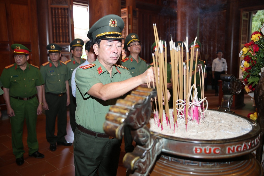 Thứ trưởng Trần Quốc Tỏ dâng hương tưởng niệm Chủ tịch Hồ Chí Minh